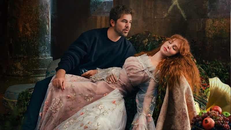 Çöp Adam cover, Elçin Sangu looks like a princess, wearing a pink dress with flowers with her red curly hair and Engin Altan Düzyatan wears a navy gym suit