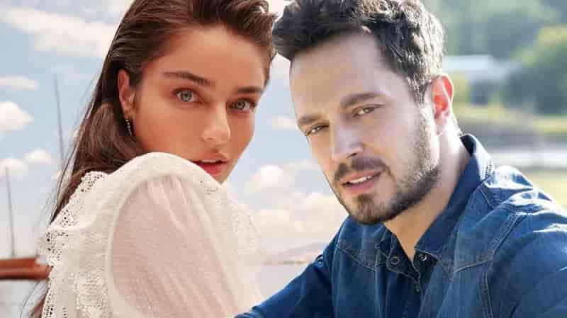 Ayça Ayşin Turan wearig a white shirt looking foward, with Murat Boz on leff wearing a jean shirt, duet O Ses Türkiye