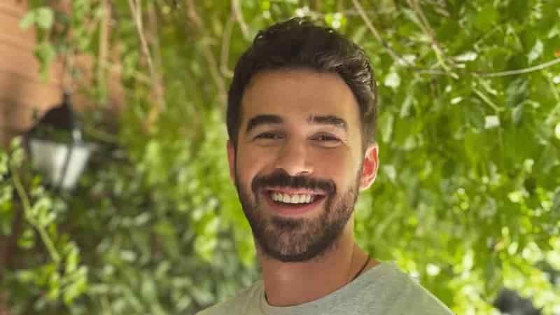Yusuf Çim smiling with blonde short hair on green background trees Aldatmak dizi series atv