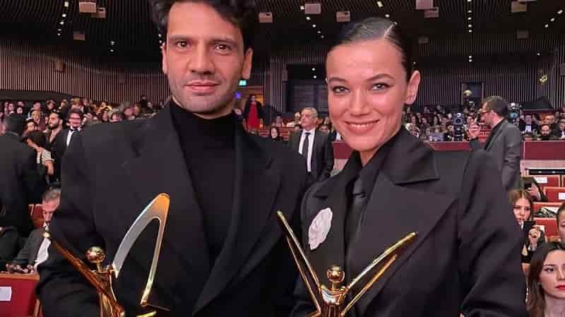 Pınar Deniz and Kaan Urgancıoğlu wearing black holding the golden butterfly award Altın Kelebek Yargi dizi series dizisi