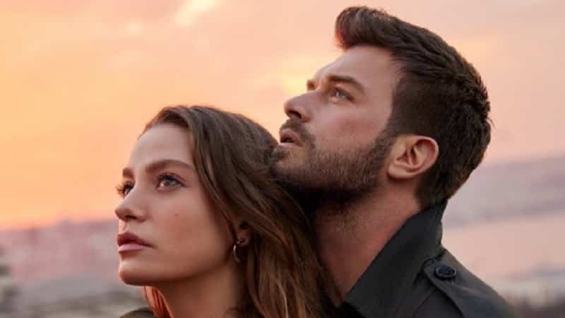 turkish drama series dizi aile starring Kıvanç Tatlıtuğ Serenay Sarıkaya looking at the sunset and sky, aslan soykan and devin hugging