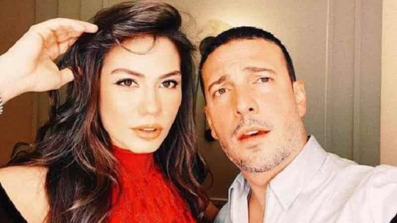 Oğuzhan Koç surprised wearinga white shirt next to his wife Demet Özdemir wearinga red t-shirt with long and shiny black har next to her ex husband divorce