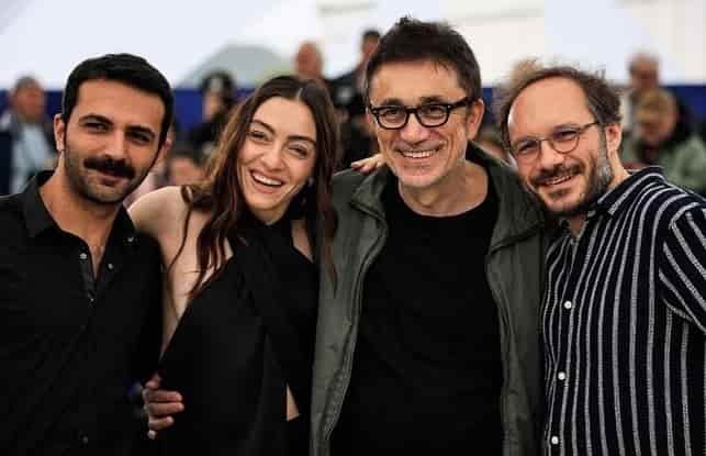 merve dizdar during her speech at film festival de cannes 2023 after winning best actress making her the first turkish star to achive this in Nuri Bilge Ceylan's film "Kuru Otlar Üstüne" with her collegues