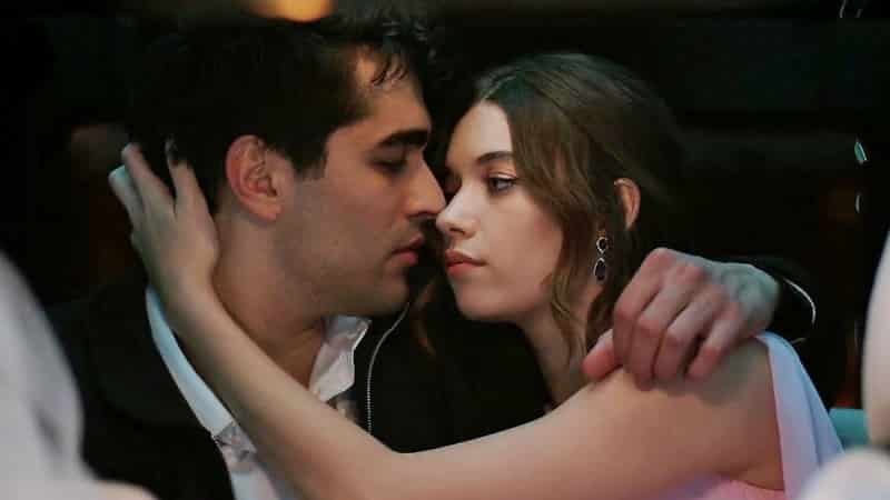 Turkish Dizi Drama Sensation - Yalı Çapkını Series Dethrones "Aile" featuring Afra Saraçoğlu and Mert Ramazan Demir kissing and hugging in the finale dizi