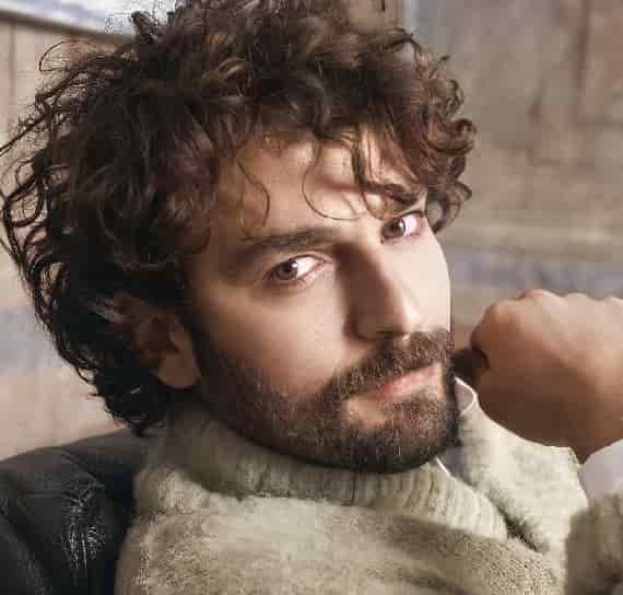 Aşk Sanatı’ Starring Birkan Sokullu with blonde curly hair, looking at camera in new turkish romantic movie on Netflix