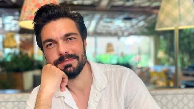 turkish actor Halil Ibrahim Ceyhan with a white shirt and beard, with hand under chin joined the New dizi Series Kirli Sepeti on fix