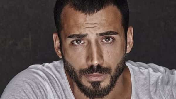 Ruhun Duymaz new Turkish dizi series premiere on FOX featuring Kadir Polatçı close up with beard and white t-shirt
