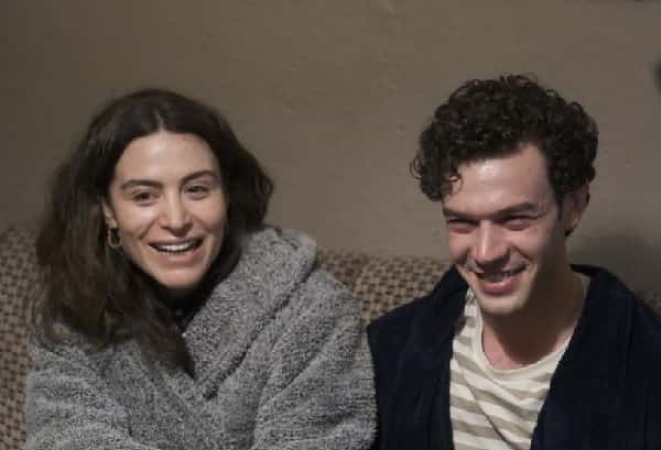 new turkish film Hatıran Yeter (2023) featuring Aytaç Şaşmaz and Belçim Bilgin on a couch laughing