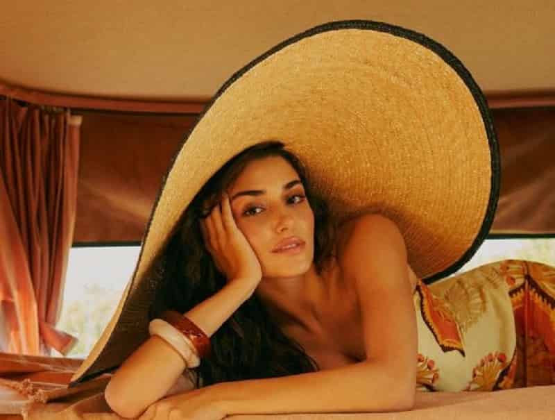 Hande Erçel on instagram vip paid subscribe to handemiyy wearing a big hat laying down in a bathsuit